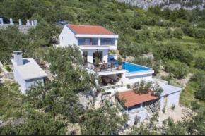 Villa Amare, Makarska with pool and garden